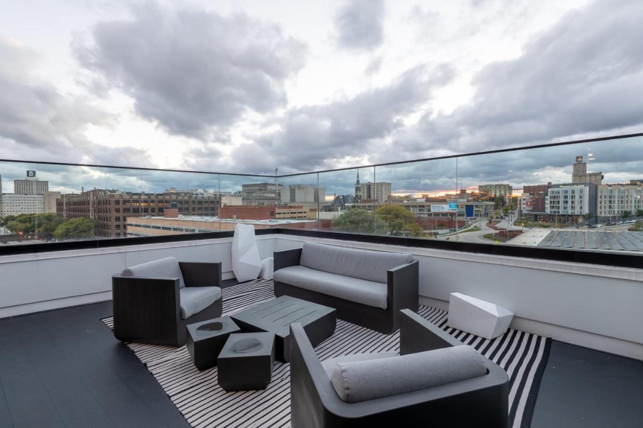 Modern 1Br Apt With Skywalk To Fiserv, Rooftop, And Parking 밀워키 외부 사진