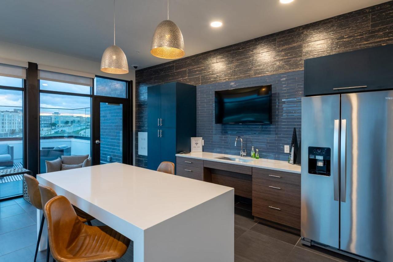 Modern 1Br Apt With Skywalk To Fiserv, Rooftop, And Parking 밀워키 외부 사진