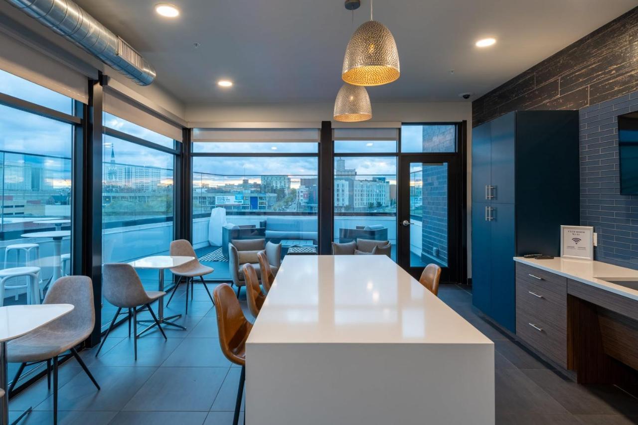 Modern 1Br Apt With Skywalk To Fiserv, Rooftop, And Parking 밀워키 외부 사진